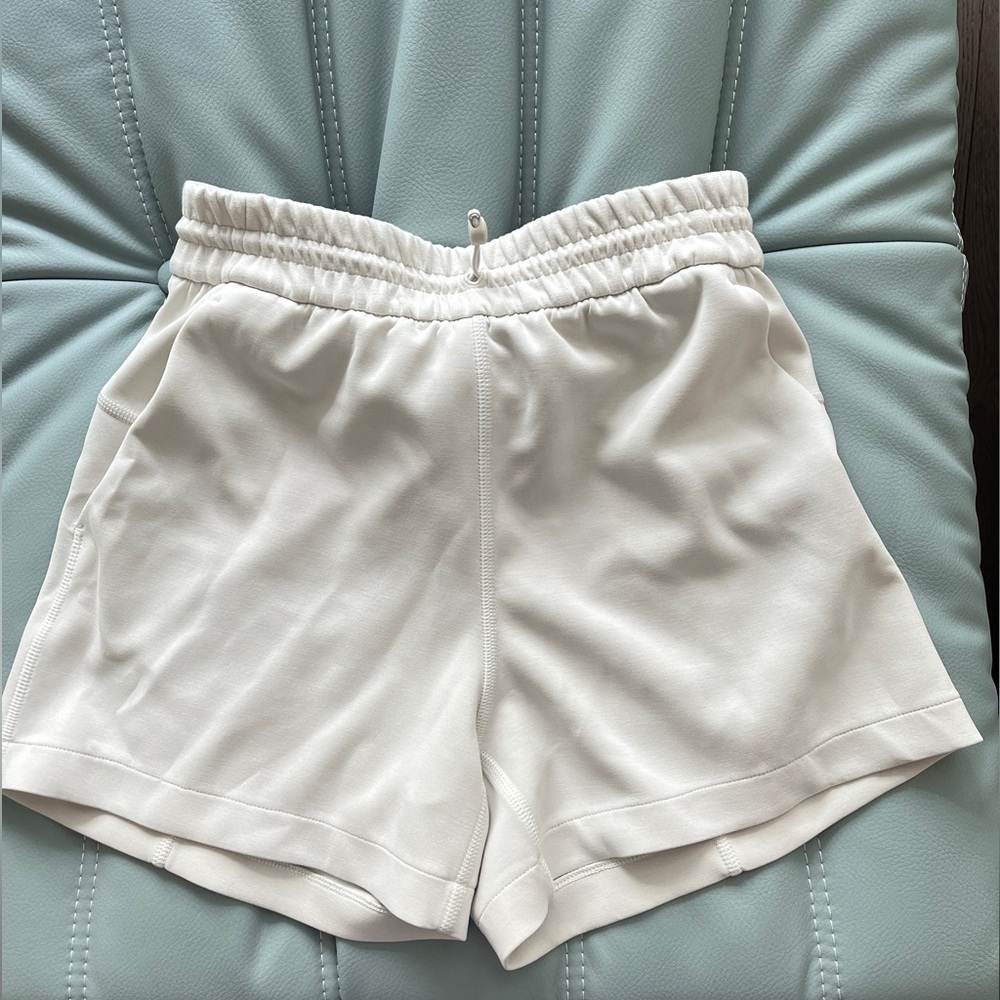 Lululemon softstreme 4” shorts bone